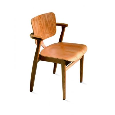 Artek Domus Stuhl aus hellem Holz mit Armlehnen, skandinavisches Design für Wohnzimmer und Büro.